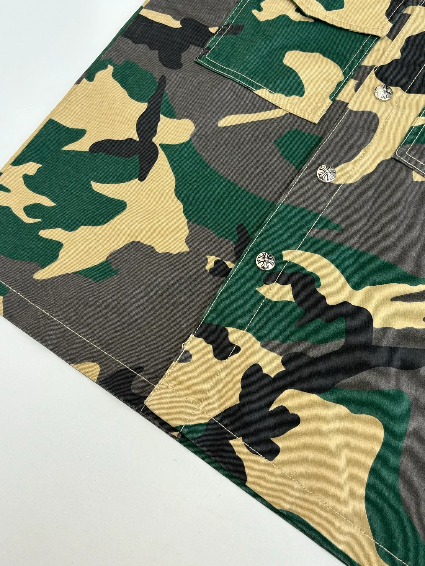 P560 Chrome Heart*/Chrome Heart CH camouflage short-sleeved denim shirt was purchased and developed by a Los Angeles agent for US$3,200. This model is made of customized military canvas fabric, restored 1:1 according to the original model, and printed with camouflage patterns. The customization period for the chest sex pattern stamp is 20 days, the minimum order is 1800 pieces, and the color plate is matched. The hardware buckles are all made of electroplated 925 silver material, the weight is perfectly restored, and they are aged and oxidized to black.  Size：S/M/L